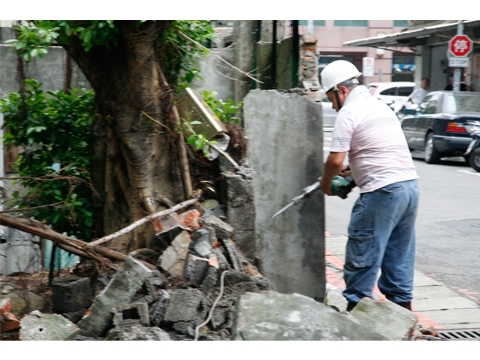 Removing the wall of a Ruined house,Qidong Street. Taipei 2008