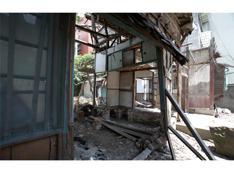 Removing the wall of a Ruined house,Qidong Street. Taipei 2008