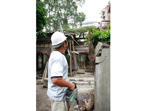 Removing the wall of a Ruined house,Qidong Street. Taipei 2008