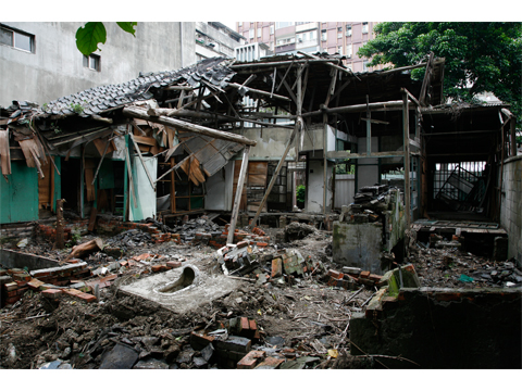 Removing the wall of a Ruined house,Qidong Street. Taipei 2008