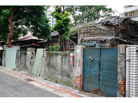 Removing the wall of a Ruined house,Qidong Street. Taipei 2008