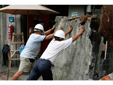 Removing the wall of a Ruined house,Qidong Street. Taipei 2008