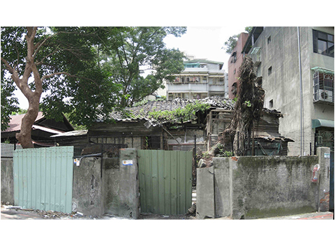 Removing the wall of a Ruined house,Qidong Street. Taipei 2008