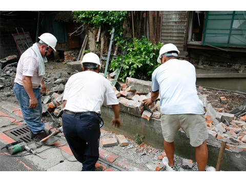 Removing the wall of a Ruined house,Qidong Street. Taipei 2008