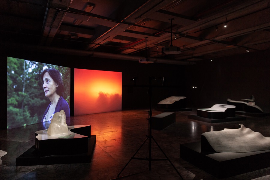  Mass, 2020
The work proposed by the two artists focuses on the notion of emptiness, matter, and what allows the world to “hold” together, with a video installation that oscillates between a lunar landscape and a film studio, and that straddles documentary and fiction.