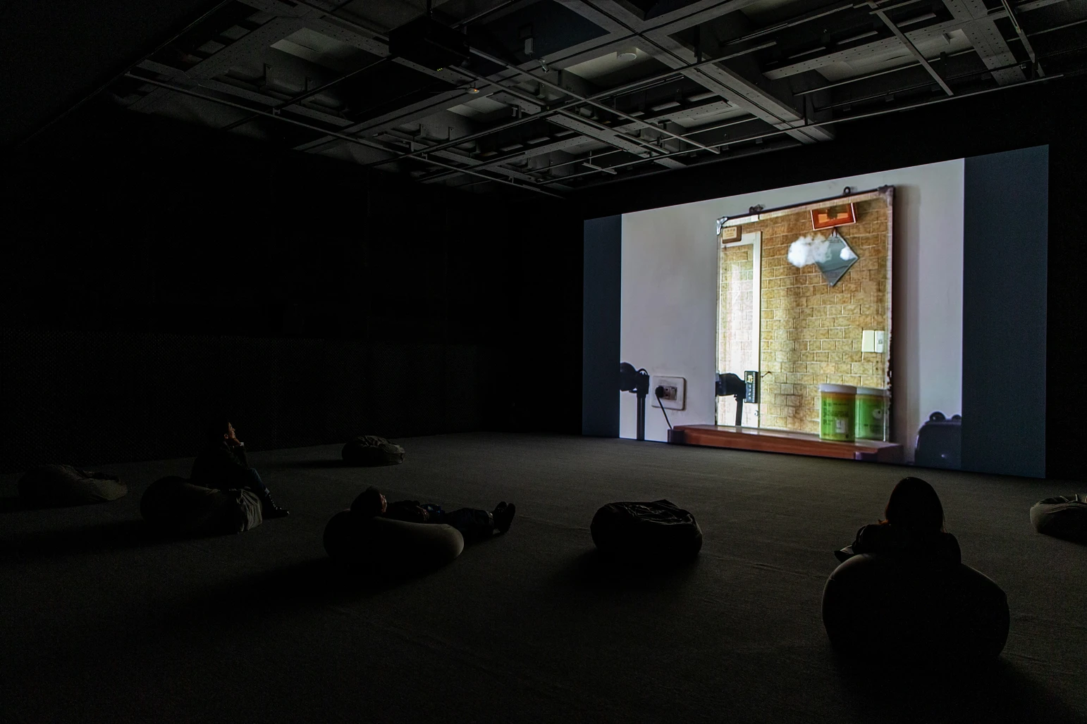 「2023 台北雙年展：小世界」，王雅慧作品《訪客》於放映單元之展出現場。圖像由臺北市立美術館提供。-圖片