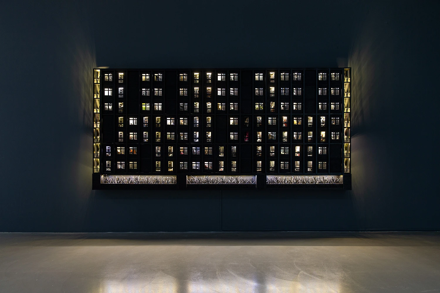 <i>The Wall: Asian (Un)Real Estate Project</i>, 2023, wood, resin, aluminium, steel, cooper, plexiglass, fabric, LEDs on 133 rotatable triangular tubes, 380 by 25 by 180 cm. Courtesy of the artist and ROH.-圖片