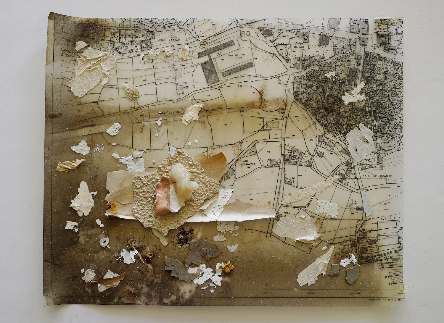 <i>Sculptured Decompositions</i>, 2019–2023, soft cardboard, aged topographical map, fallen paint, dust, clay, nail polish, resin, plastic, soil, 70 by 50 cm. Courtesy of the artist.-圖片