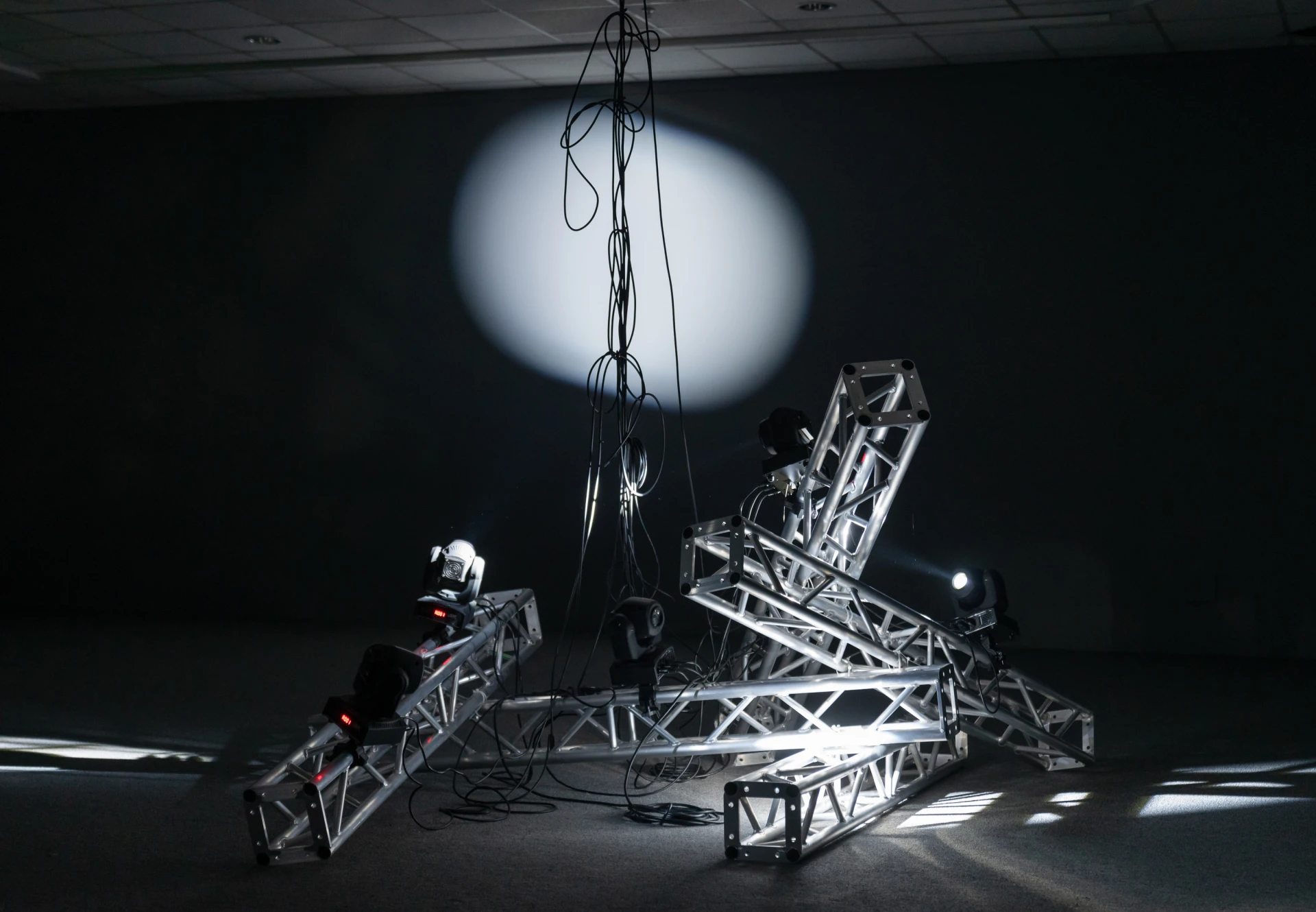 <i>PRIVATE DANCER</i>, 2020, lighting truss and moving head LED lights, dimensions variable. Courtesy of the artist and Commonwealth and Council, Los Angeles and Mexico City.-圖片