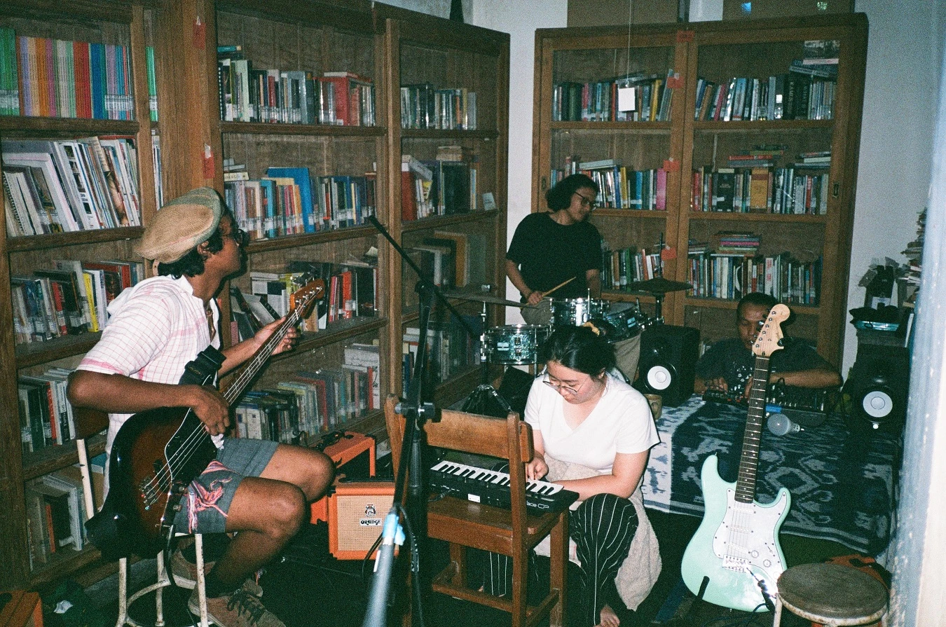 朱利安．亞伯拉罕（「多加」）& Wok the Rock於日惹KCS OPEN STUDIO即興演奏。攝影：朱利安．亞伯拉罕（「多加」）。-圖片