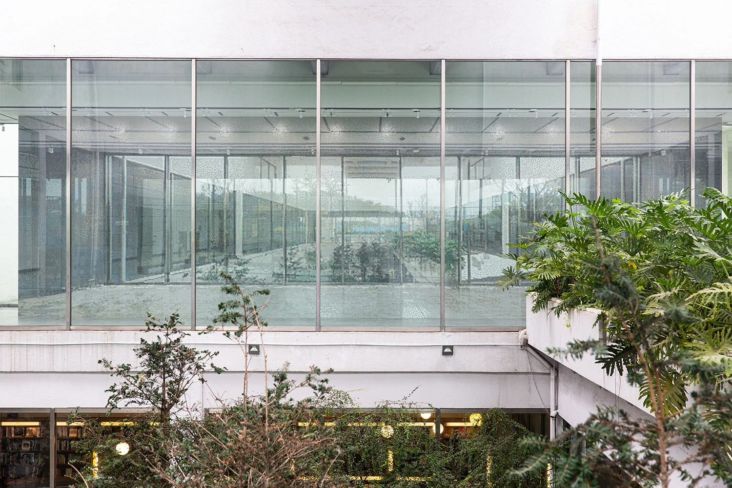 《鏡子》，2023，馬賽克瓷磚，1600×400×30公分，藝術家提供。-圖片