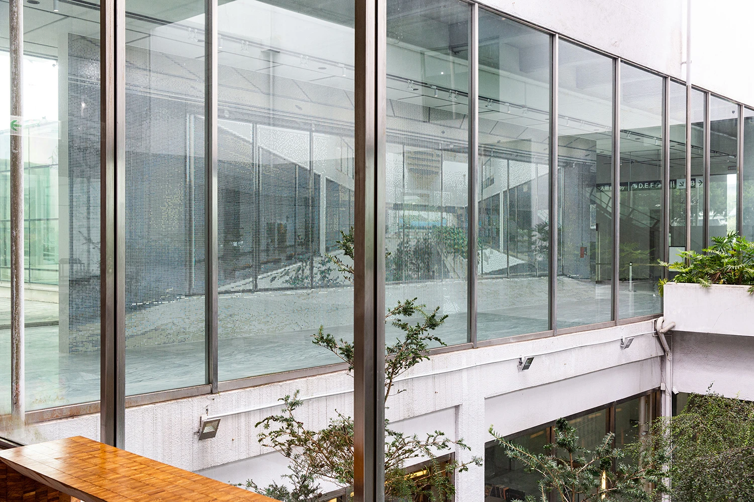 《鏡子》，2023，馬賽克瓷磚，1600×400×30公分，藝術家提供。-圖片