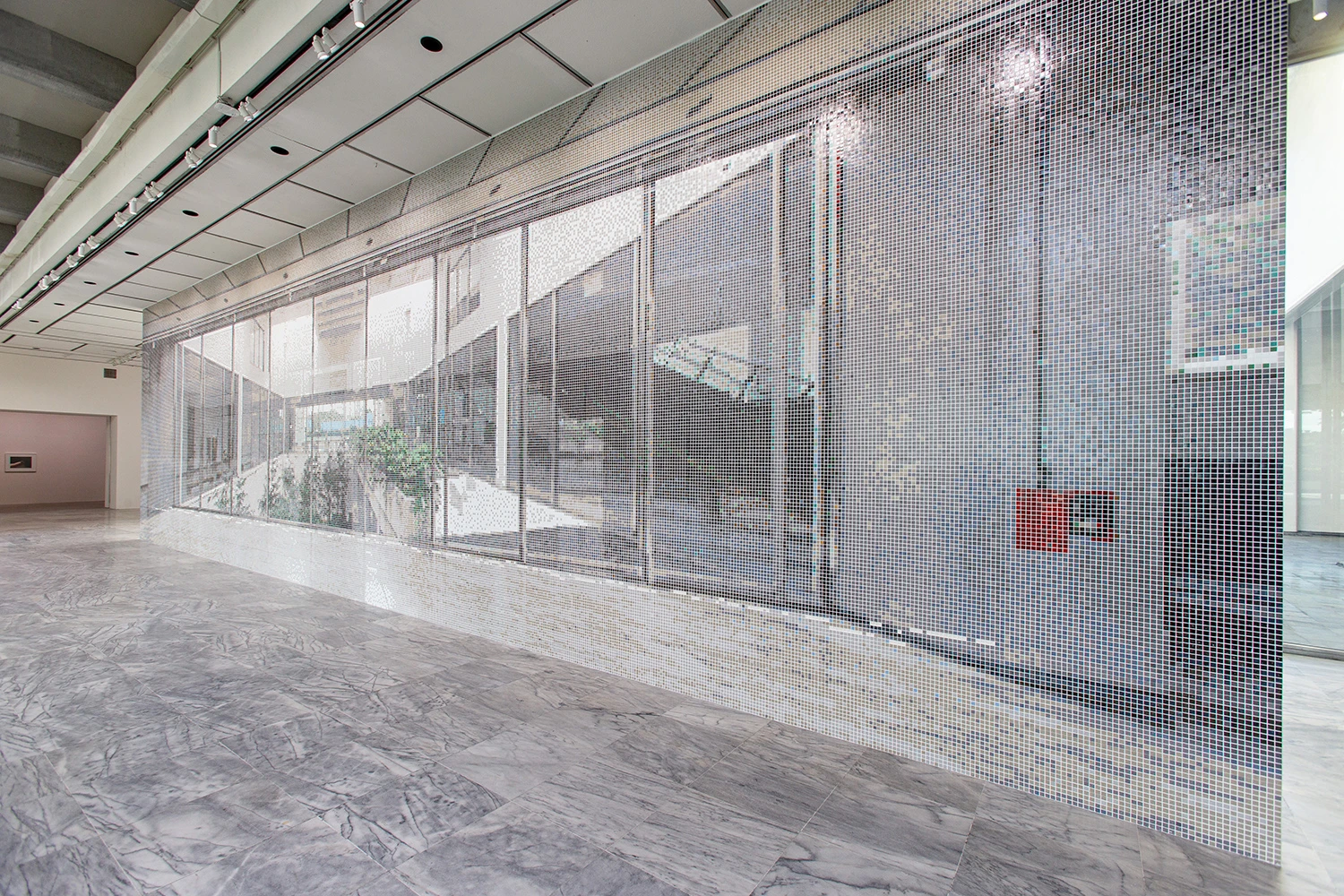 《鏡子》，2023，馬賽克瓷磚，1600×400×30公分，藝術家提供。-圖片
